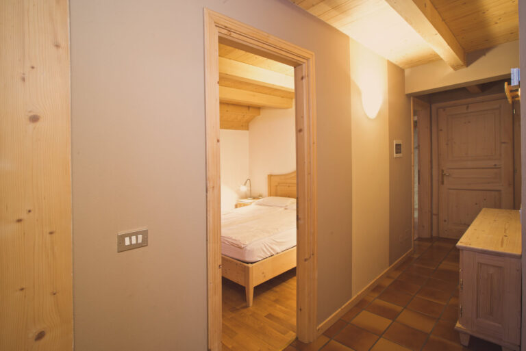 Corridoio e camera da letto dello chalet Terme Bormio